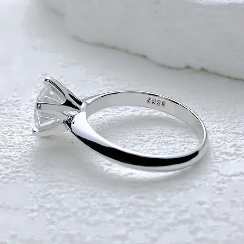 Anel solitário clássico de moissanite visto de lado