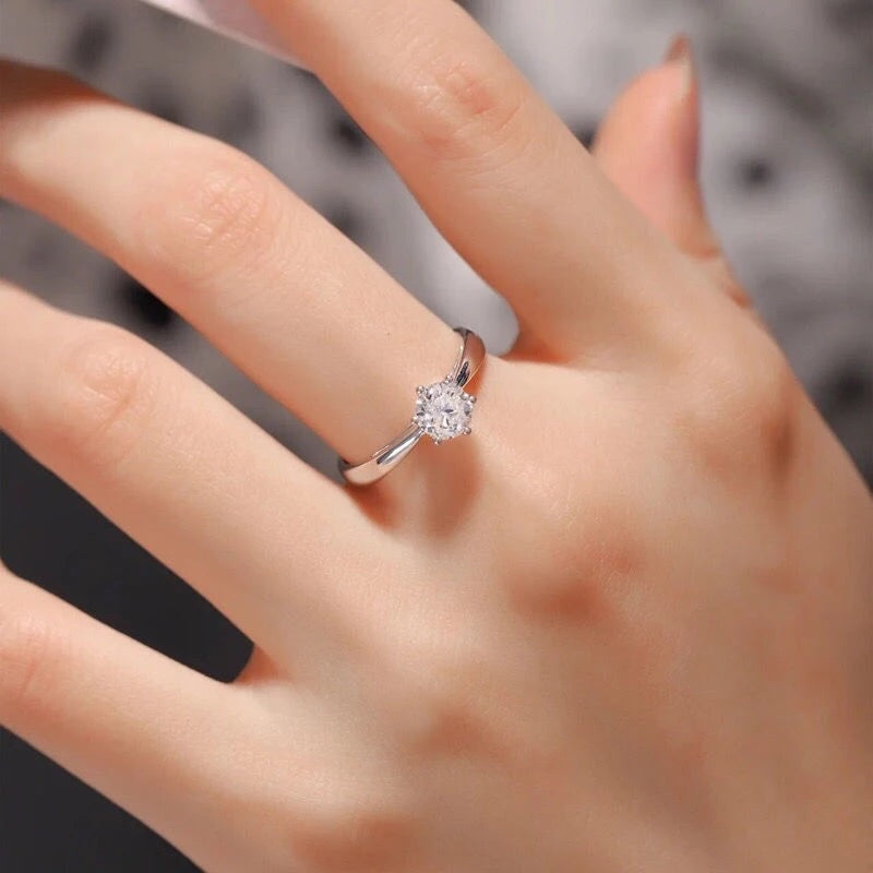 Anel solitário delicado de moissanite usado na mão