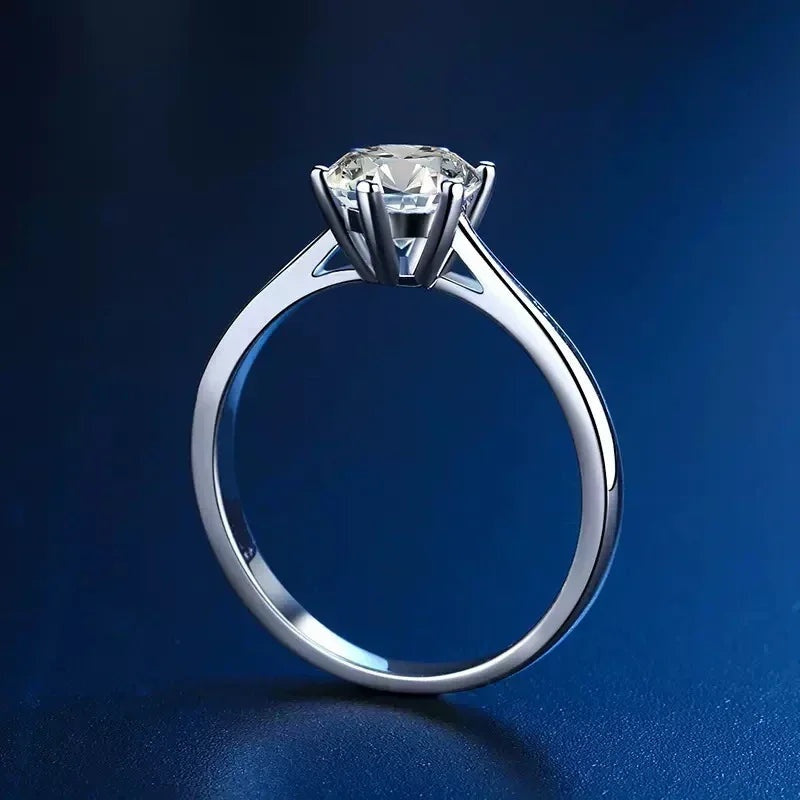 Anel solitário delicado de moissanite em pé mostrando o aro