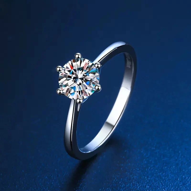Anel solitário delicado de moissanite inclinado