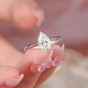 Anel solitário gota de moissanite 2ct segurado entre os dedos