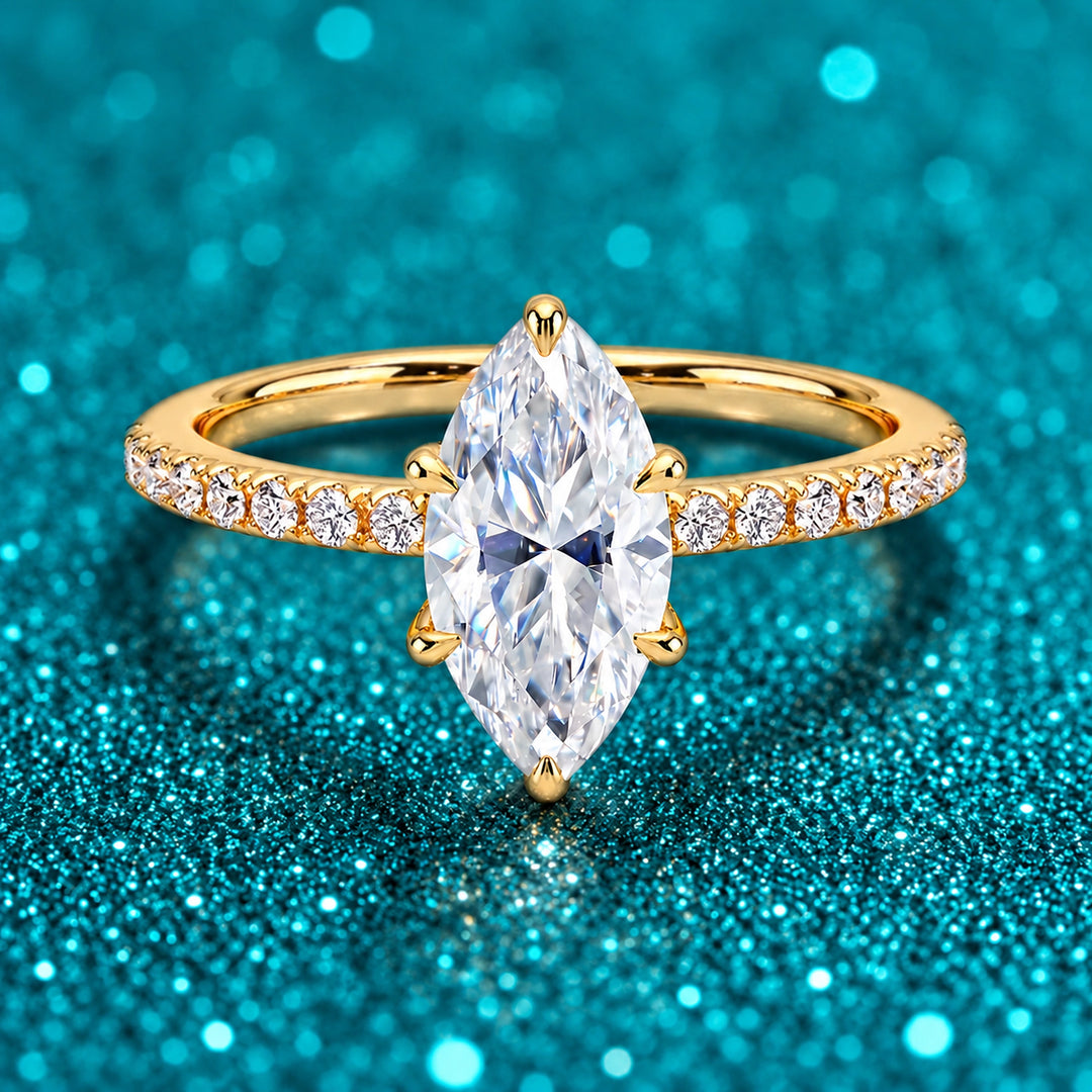 Anel Solitário Marquise de Moissanite Dourado em prata 925 sobre fundo verde com brilho