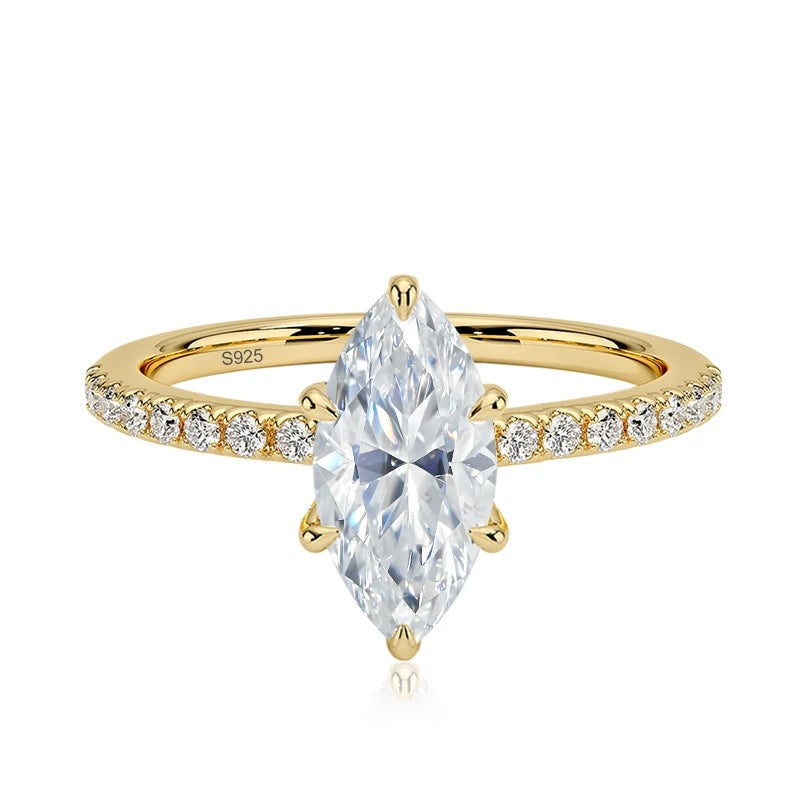 Anel solitário marquise de moissanite dourado sobre fundo branco