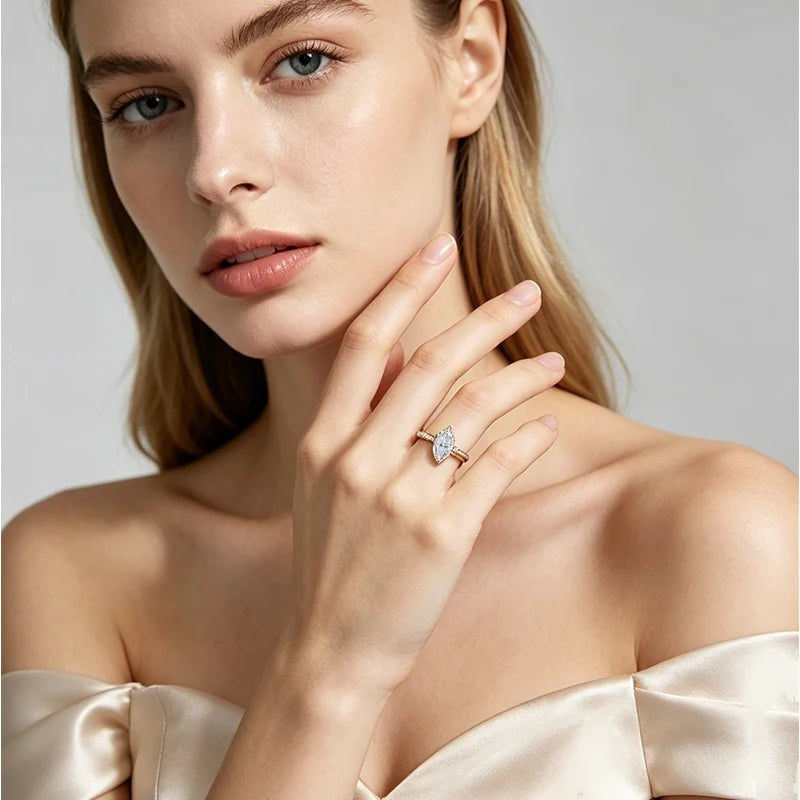 Mulher usando anel solitário marquise de moissanite dourado