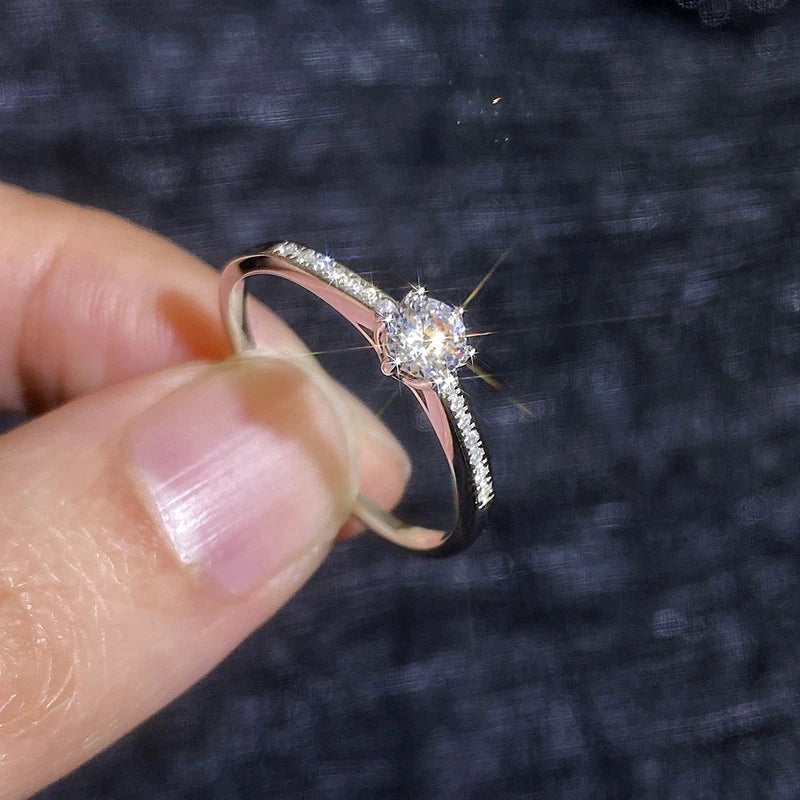 Anel solitário de moissanite segurado entre os dedos