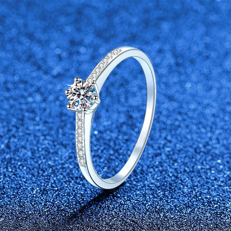 Anel solitário de moissanite com aro cravejado inclinado
