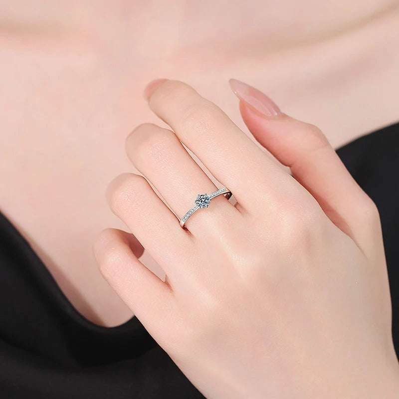 Anel solitário de moissanite 0,3 ct usado na mão
