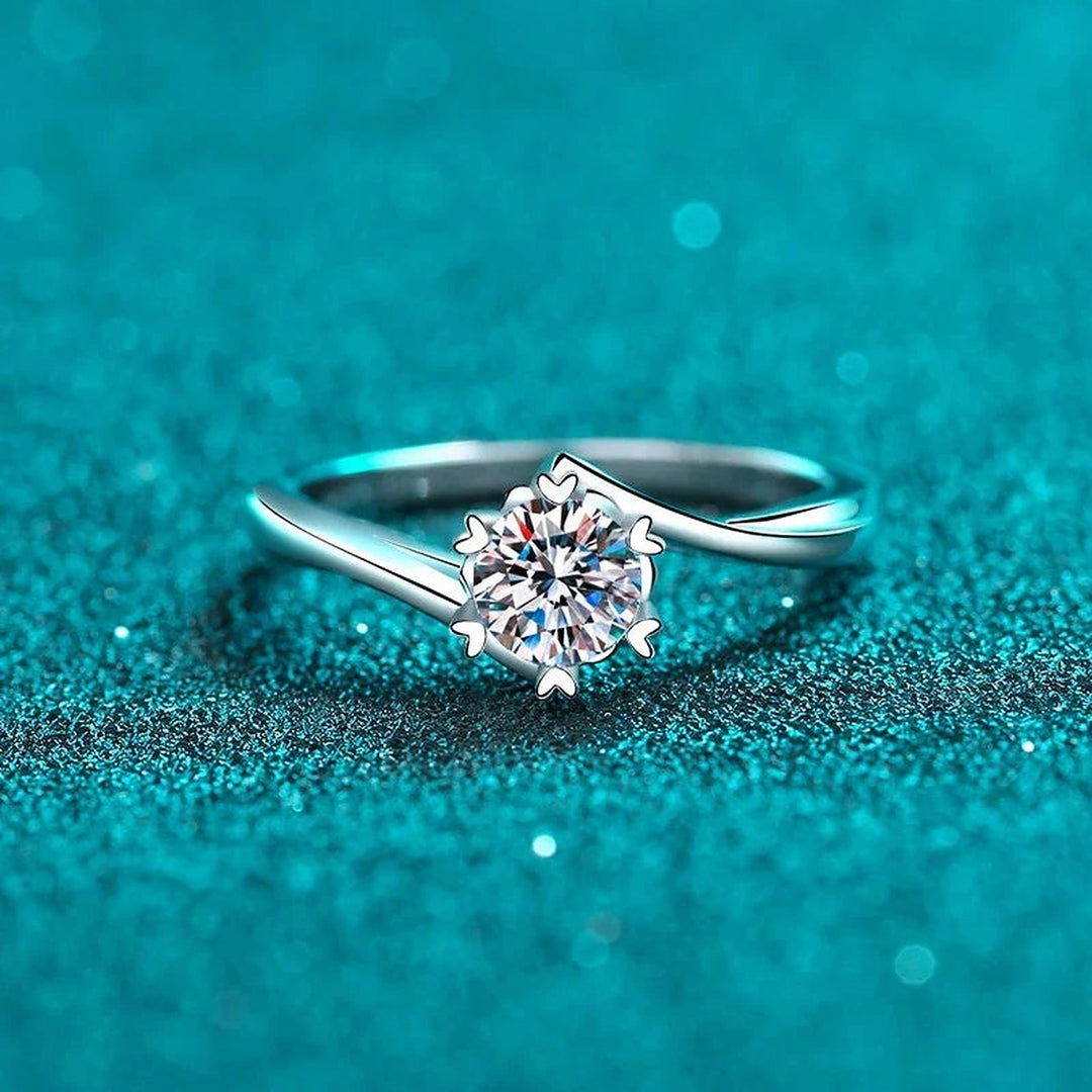 Anel solitário de moissanite com aro torcido visto de frente