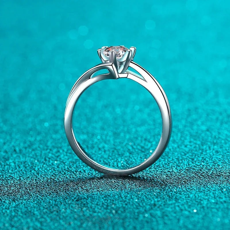 Anel solitário de moissanite em pé mostrando o aro