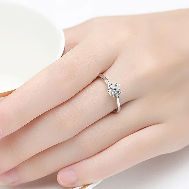 Anel solitário de moissanite 0,5ct usado na mão