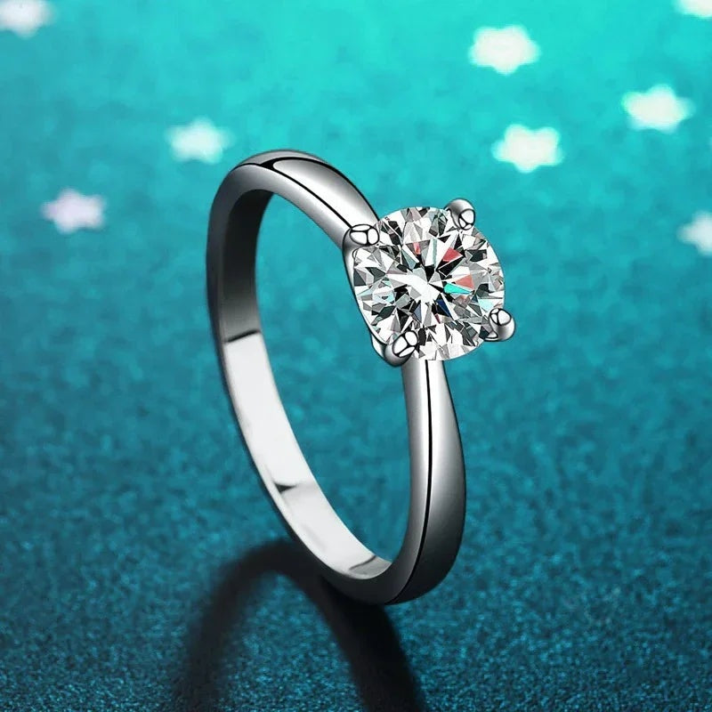 Anel solitário de moissanite 4 garras visto de lado