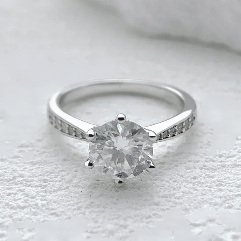 Anel solitário clássico de 6 garras com moissanite sobre superfície clara