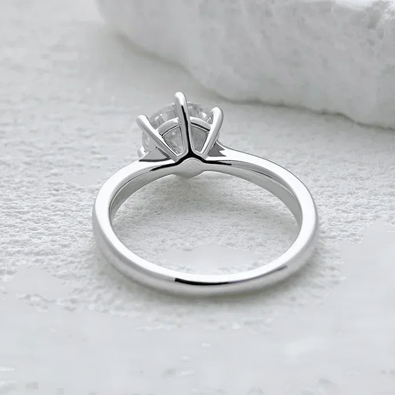 Anel solitário de moissanite visto por trás da pedra