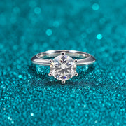 Anel Solitário de Moissanite 6 Garras Aro Faca de 0,5 a 5 ct Prata 925 em prata 925 sobre fundo verde com brilho