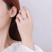 Mulher usando anel solitário de moissanite com aro largo
