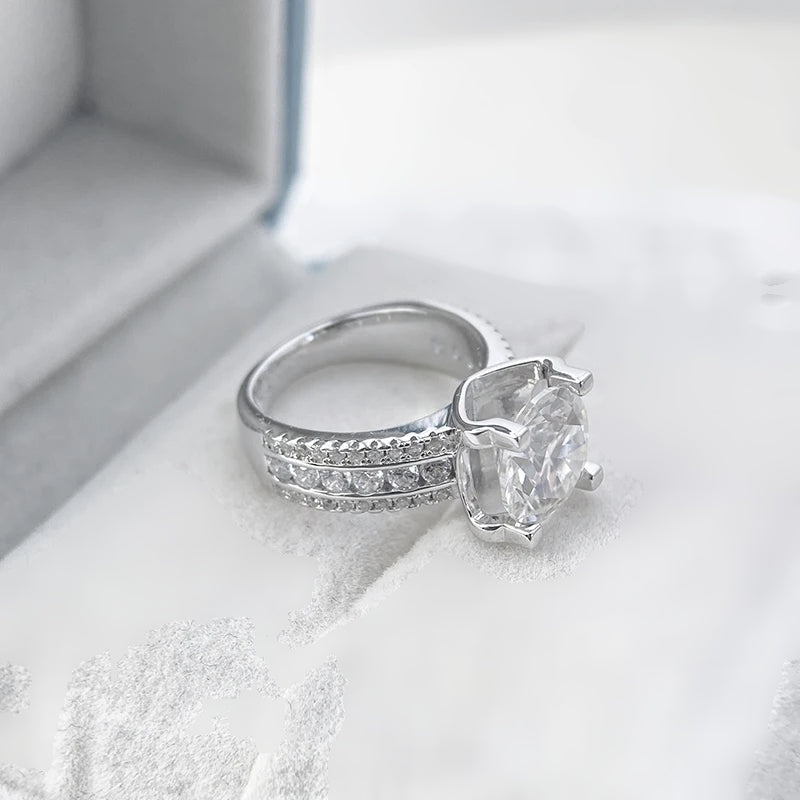 Anel solitário de moissanite deitado mostrando o aro cravejado