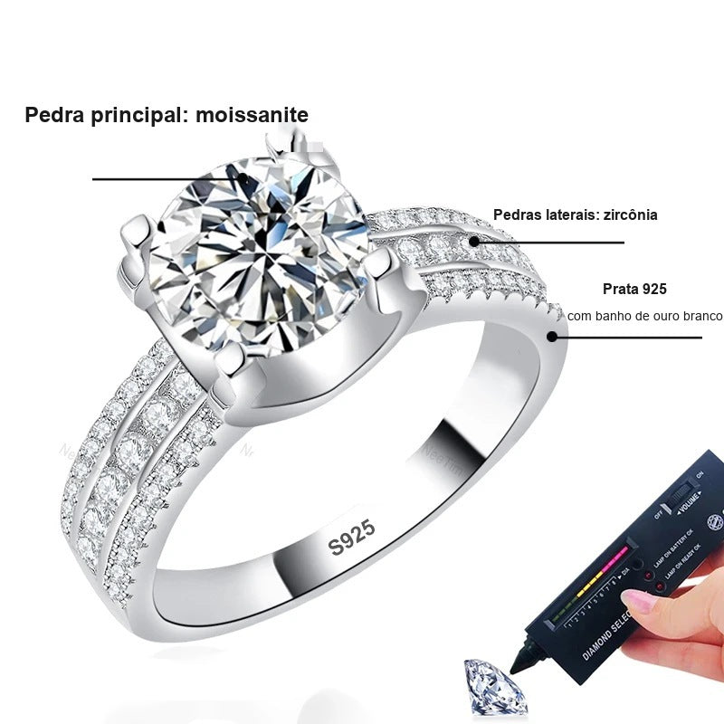 Detalhes do solitário com aro largo: pedra principal de moissanite e pedras laterais de zircônia
