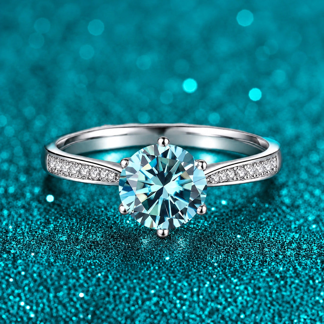 Anel Solitário de Moissanite Colorida 1ct Cravejado cor da pedra azul em prata 925 sobre fundo verde