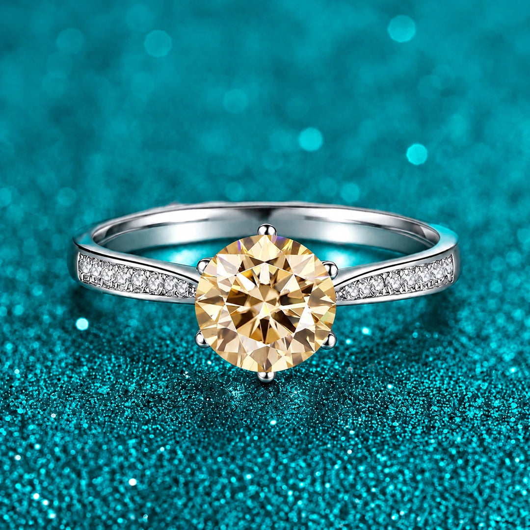 Anel Solitário de Moissanite Colorida 1ct Cravejado cor da pedra champanhe em prata 925 sobre fundo verde