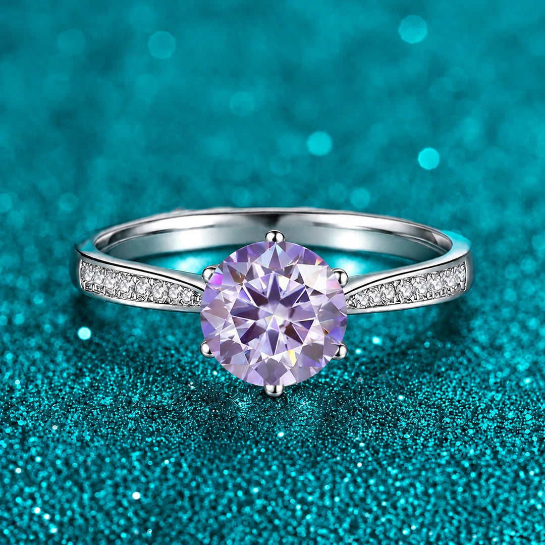 Anel Solitário de Moissanite Colorida 1ct Cravejado cor da pedra lilás em prata 925 sobre fundo verde