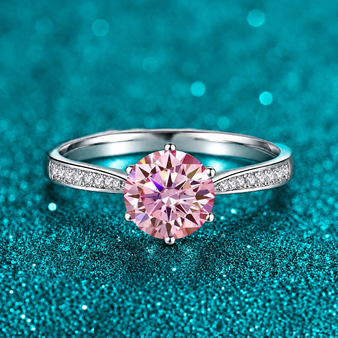 Anel Solitário de Moissanite Colorida 1ct Cravejado cor da pedra rosa em prata 925 sobre fundo verde