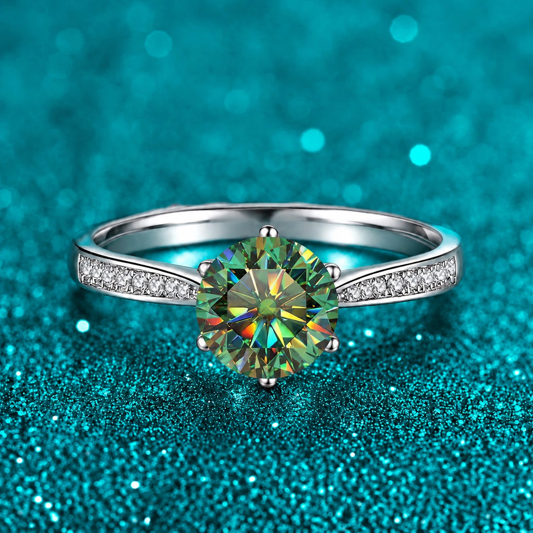 Anel Solitário de Moissanite Colorida 1ct Cravejado cor da pedra verde em prata 925 sobre fundo verde