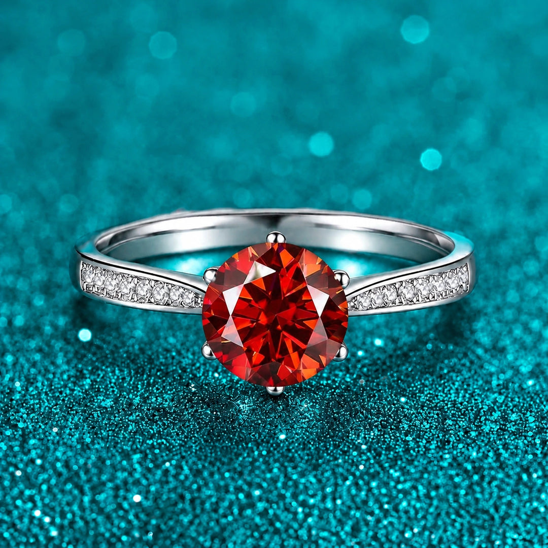 Anel Solitário de Moissanite Colorida 1ct Cravejado cor da pedra vermelha em prata 925 sobre fundo verde
