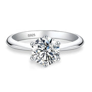 Anel solitário de moissanite branca com aro liso em prata 925