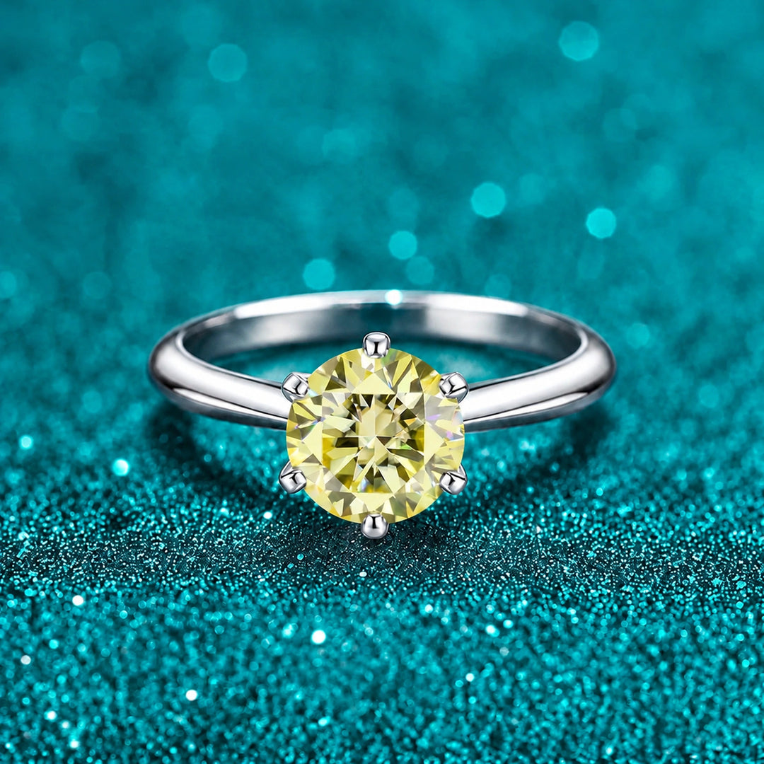 Anel Solitário de Moissanite Colorida com Aro Liso cor da pedra amarela em prata 925 sobre fundo verde