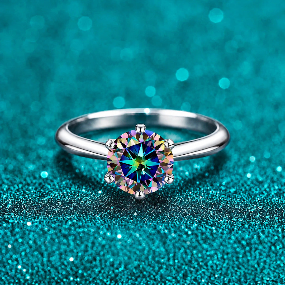 Anel Solitário de Moissanite Colorida com Aro Liso cor da pedra arco-íris em prata 925 sobre fundo verde