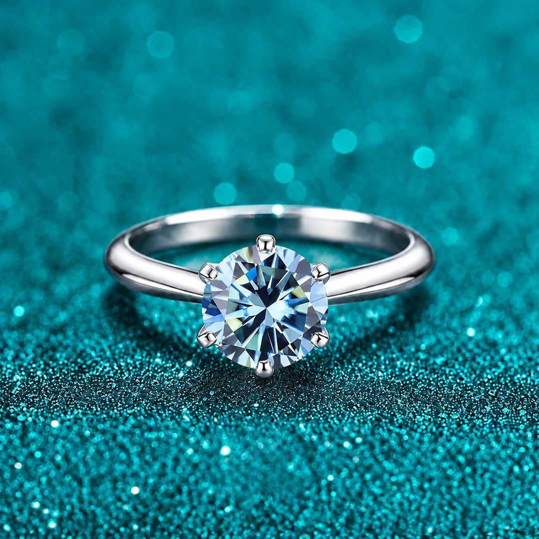 Anel Solitário de Moissanite Colorida com Aro Liso cor da pedra azul em prata 925 sobre fundo verde