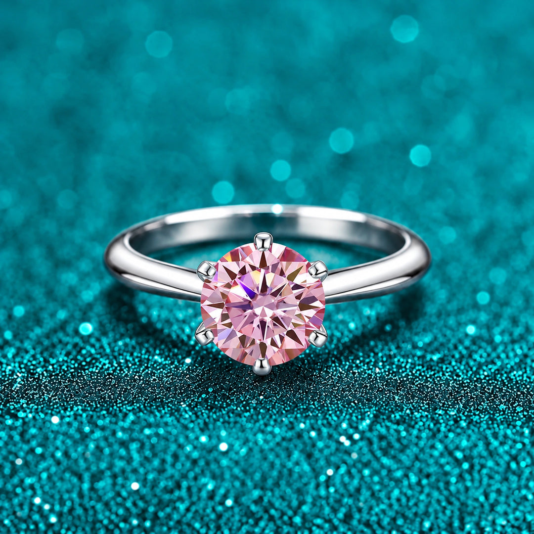 Anel Solitário de Moissanite Colorida com Aro Liso cor da pedra rosa em prata 925 sobre fundo verde