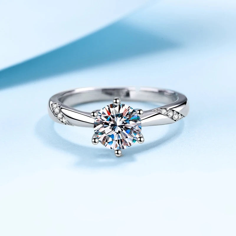 Anel solitário de moissanite com detalhes laterais cravejados visto de frente