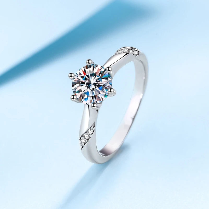 Anel solitário de moissanite com detalhes laterais inclinado