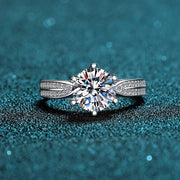 Anel solitário de moissanite com ombros cravejados em prata 925