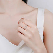 Anel solitário princesa de moissanite usado na mão