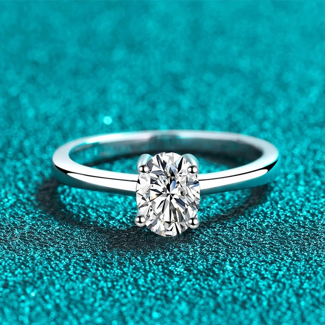 Anel solitário oval de moissanite visto de frente com aro liso