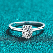 Anel solitário oval de moissanite visto de frente com aro liso