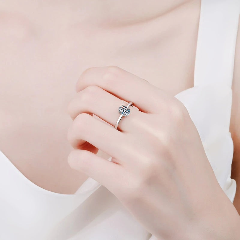 Anel solitário oval de moissanite usado na mão de uma mulher