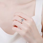 Anel solitário oval de moissanite usado na mão de uma mulher