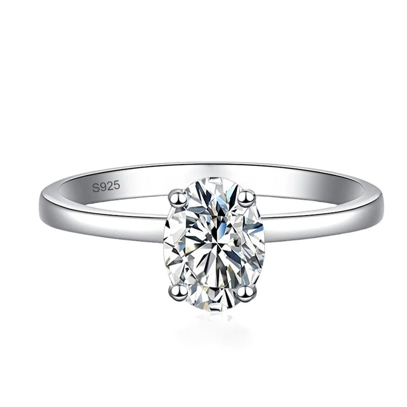 Anel solitário oval de moissanite 1 ct em prata 925 sobre fundo branco