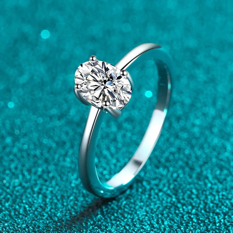 Anel solitário oval de moissanite de lado mostrando as 4 garras