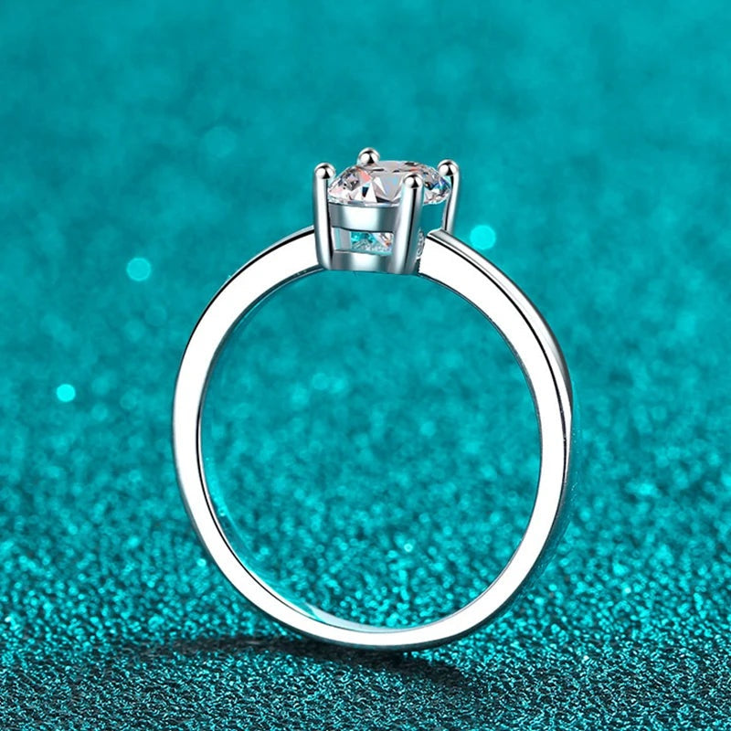 Anel solitário oval de moissanite em pé mostrando o aro fino