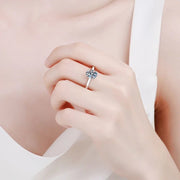 Anel solitário oval de moissanite usado na mão