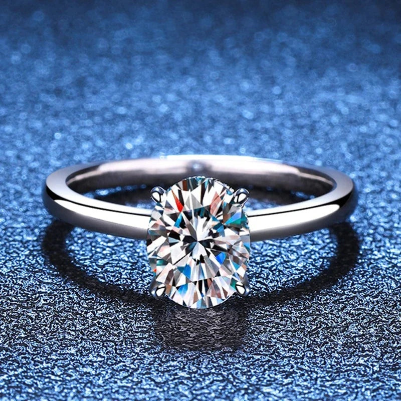 Anel solitário oval de moissanite visto de frente