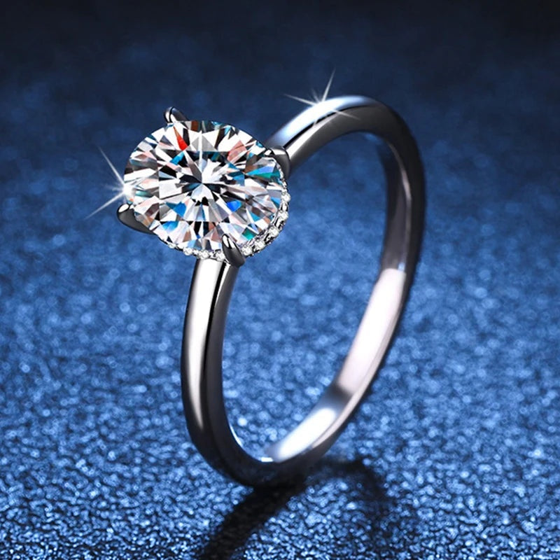 Anel solitário oval de moissanite visto de lado