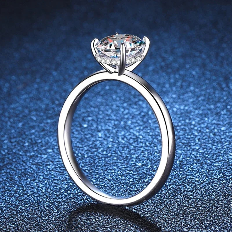 Anel solitário oval de moissanite em pé mostrando o aro liso