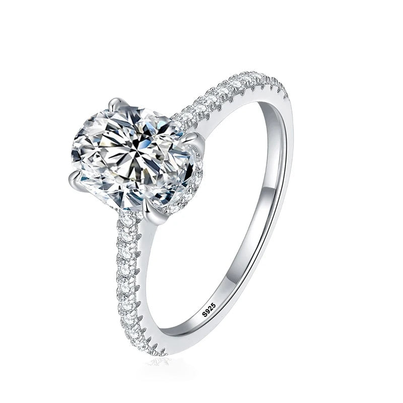 Anel solitário oval de moissanite com aro cravejado sobre fundo branco