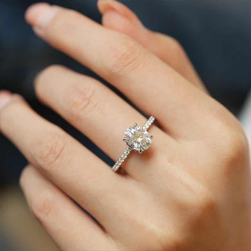 Anel solitário oval de moissanite usado na mão