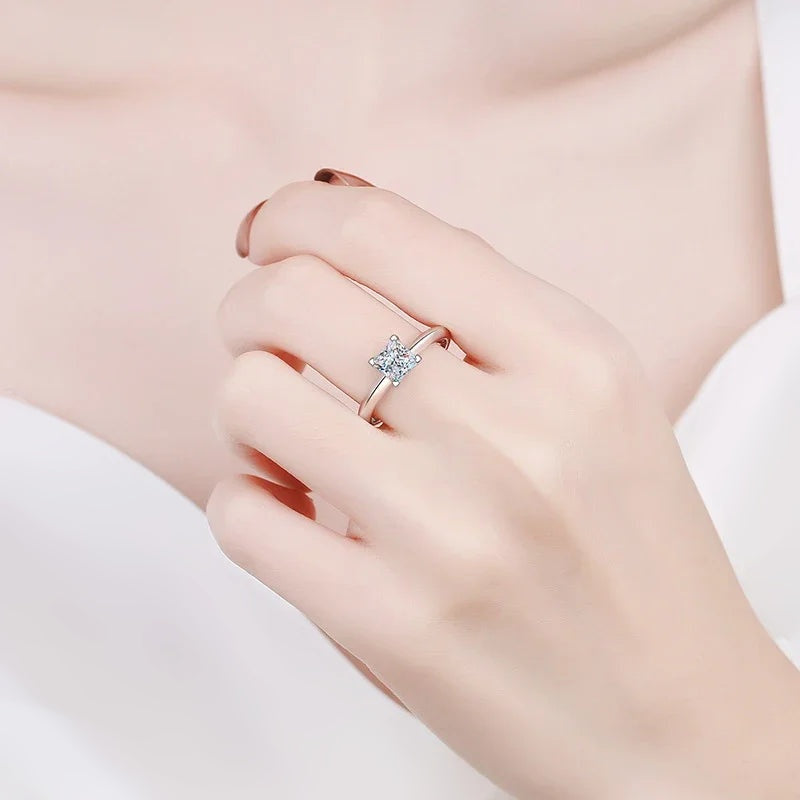 Anel solitário princesa de moissanite usado na mão